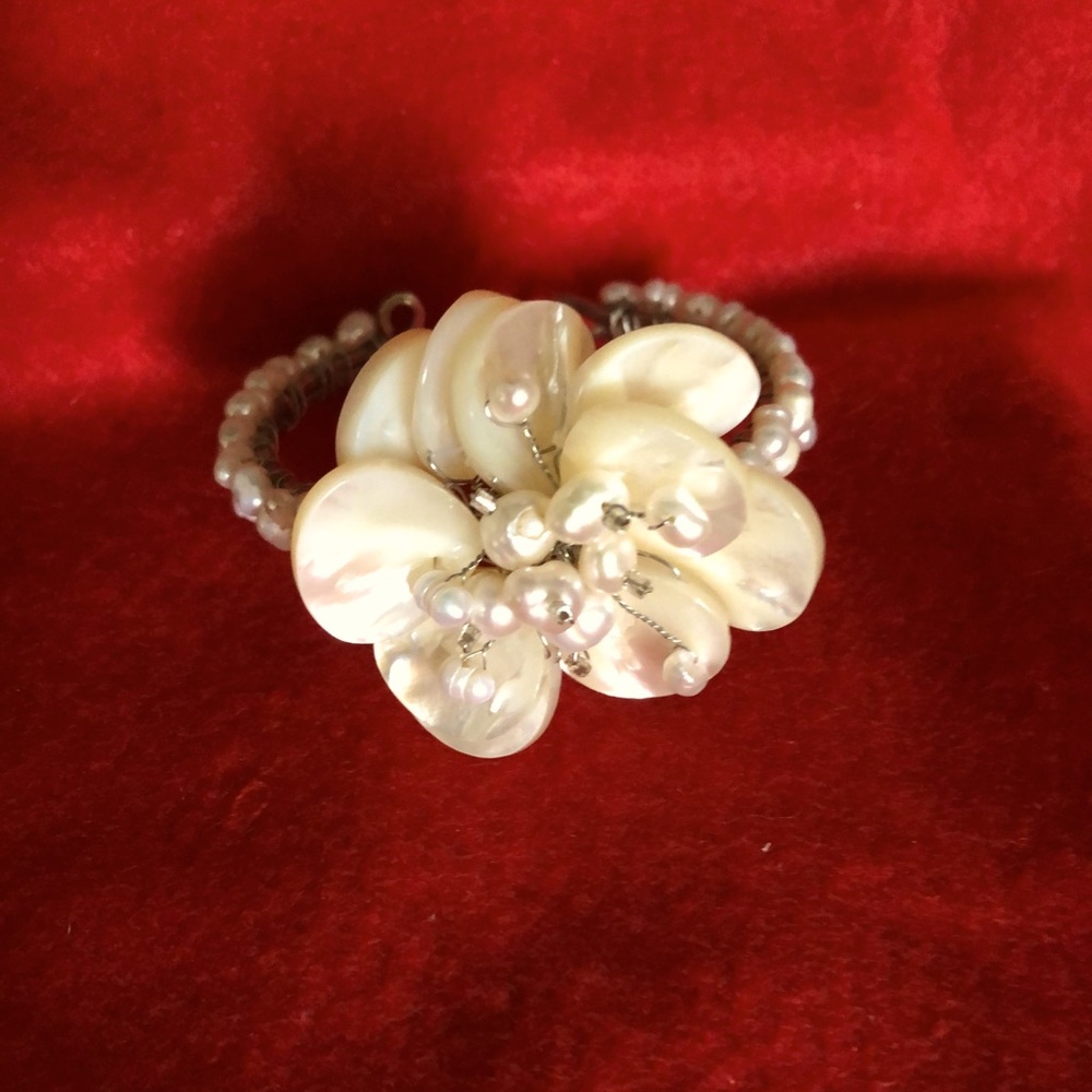 Bracelet-Silver/Mother-of-Pearl and Pearl Flower
